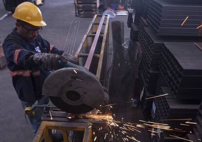 Un empleado de una siderúrgica, este jueves en Monterrey.
 