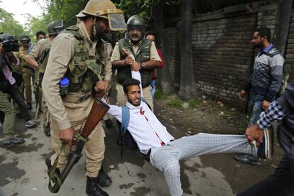 Policías indios detienen a un estudiante durante las protestas en Srinagar, India.