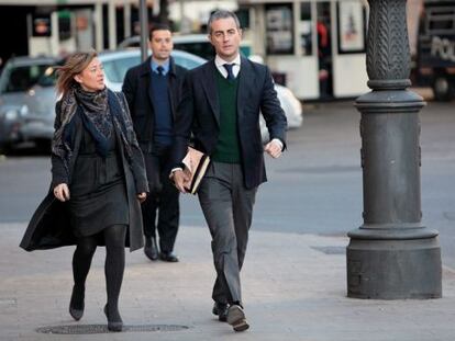 El ex secretario regional del PP Ricardo Costa (d), a su llegada esta ma&ntilde;ana a la sede del TSJ el pasado mi&eacute;rcoles.