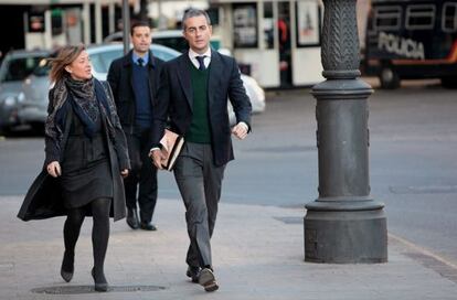 El ex secretario regional del PP Ricardo Costa (d), a su llegada esta mañana a la sede del TSJ el pasado miércoles.