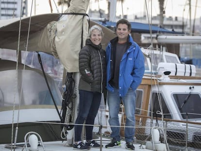 La Silvia i l'Albert viuen confinats al seu veler a la Marina de Badalona.