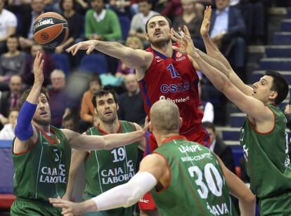 Krstic pelea un rebote ante los jugadores del Caja Laboral