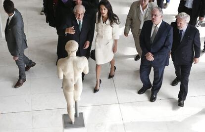 Amal Clooney, de blanco, con el directir del Museo de la Acr&oacute;polis.
 