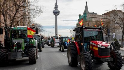 Tractores de agricultores procedentes de diversos puntos de España a su paso por la calle O'Donnell de Madrid, en demanda de mejoras para la situación del sector agrícola.