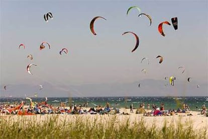 Los kitesurfistas llenan el cielo de la playa de Valdevaqueros con un espectacular baile de cometas. La práctica de esta modalidad de surf se ha multiplicado en los últimos años en la costa de Tarifa (Cádiz).