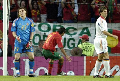 Casillas se lamenta, junto a Albelda, del gol de Portugal que supuso la eliminación de España en la fase de grupos de la Eurocopa de 2004.