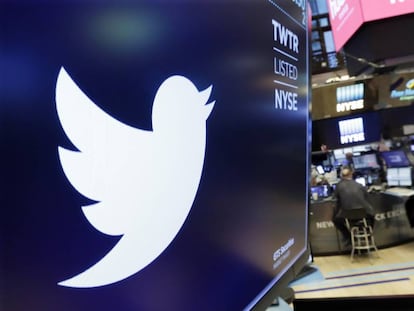 El logo de Twitter en una pantalla de la Bolsa de Nueva York.