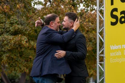 Oriol Junqueras y Gabriel Rufián se abrazab en un mitin en Santa Coloma de Gramenet, el 23 de octubre.
23/10/2022