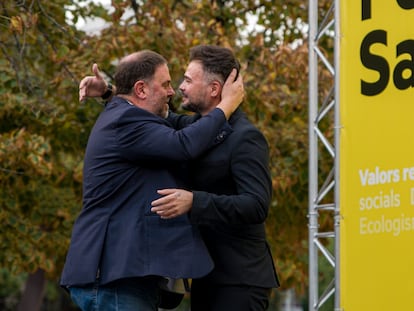 Oriol Junqueras y Gabriel Rufián se abrazab en un mitin en Santa Coloma de Gramenet, el 23 de octubre.
23/10/2022