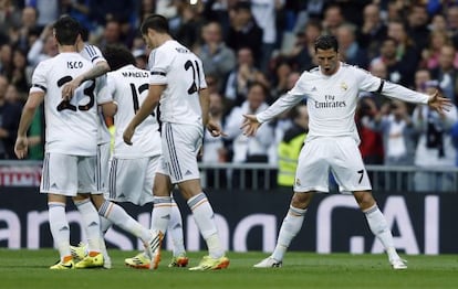 Cristiano celebra uno de sus goles a Osasuna