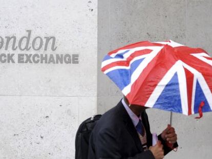 Un trabajador en el edificio de la sede del London Stock Exchange en la City londinense.