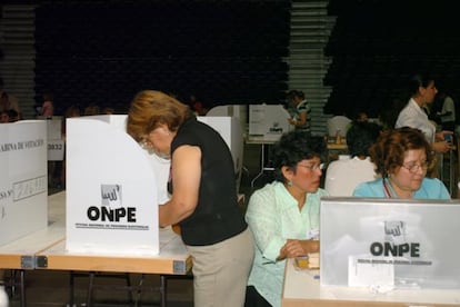 Vista parcial de las mesas electorales instaladas en el Palacio de los Deportes de Madrid, donde los peruanos residentes en la capital han podido votar para elegir al nuevo presidente de Perú.