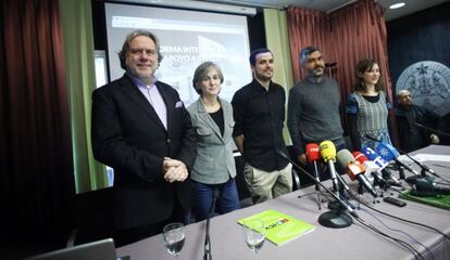 Alberto Garzón, en el centro, acompañado de otros cargos público en un acto de apoyo a Syriza.