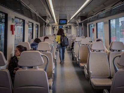 Pasajeros al interior del tren México - Toluca, el 11 de octubre.