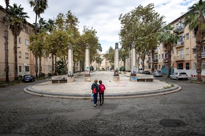 El barrio de la Malvarrosa de Valencia, con 14.000 residentes, es mucho más que las Casitas Rosas, uno de los puntos mas calientes de compra-venta de droga de la ciudad, que enturbia desde hace décadas la convivencia de este enclave marinero, continuación del Cabanyal-Canyamelar, y donde el siglo pasado se establecieron andaluces, extremeños y castellano-manchegos en busca de trabajo y una vida mejor. 
FOTO: Mònica Torres EL PAÍS