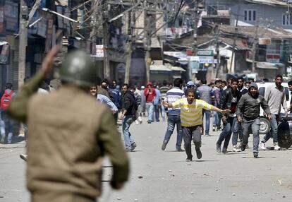 Enfrentamientos entre policía y manifestantes en Srinagar (India), durante una protesta contra el plan del Gobierno indio para reubicar a los hindúes en tres nuevos municipios de Cachemira.