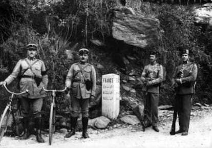 Guardias civiles y gendarmes en el Pònt de Rei, unos de los puestos fronterizos de los Pirineos, durante la Segunda Guerra Mundial.