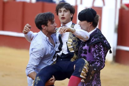 Roca Rey, llevado a la enfermería por segunda vez tras la cogida sufrida ayer en la plaza de La Malagueta.