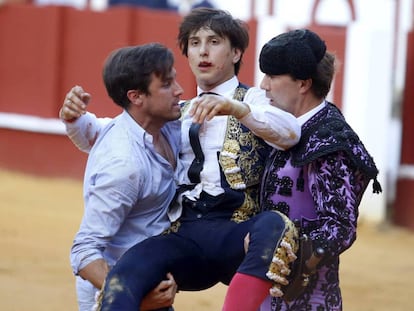 Roca Rey, llevado a la enfermer&iacute;a por segunda vez tras la cogida sufrida ayer en la plaza de La Malagueta.