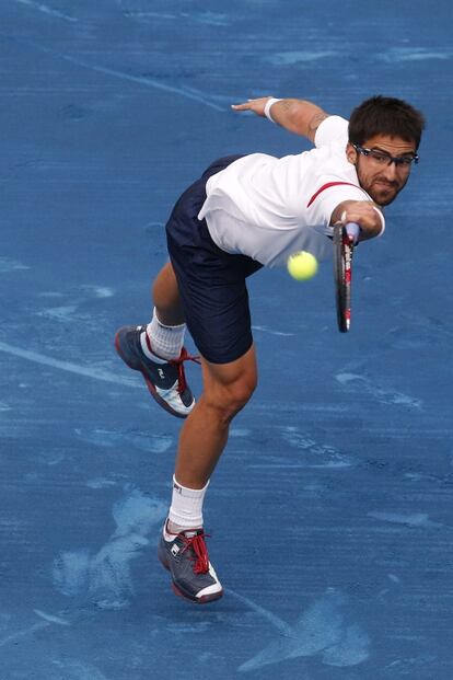 El tenista serbio Janko Tipsarevic golpea la bola durante el partido de semifinales del Master 1.000 de Madrid disputado ante el suizo Roger Federer.