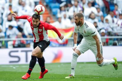 Beñat Etxebarria controla la pelota con la cabeza ante Benzema.