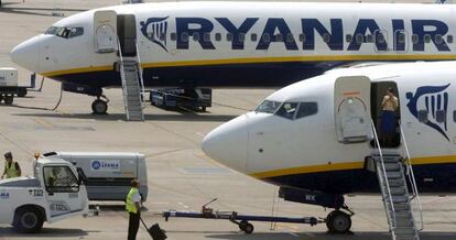 En la imagen, dos aviones de la aerol&iacute;nea irlandesa de bajo coste Ryanair. 