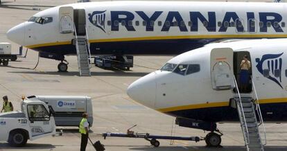 En la imagen, dos aviones de la aerolínea irlandesa de bajo coste Ryanair.