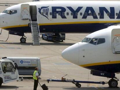 En la imagen, dos aviones de la aerol&iacute;nea irlandesa de bajo coste Ryanair. 