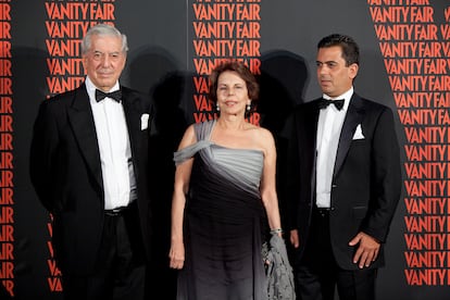 Mario Vargas Llosa junto a su exmujer Patricia Llosa y su hijo Álvaro Llosa, en una gala organizada por 'Vanity Fair', el 6 de octubre de 2011 en Madrid. 