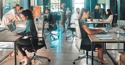 Personas trabajando en una oficina.
