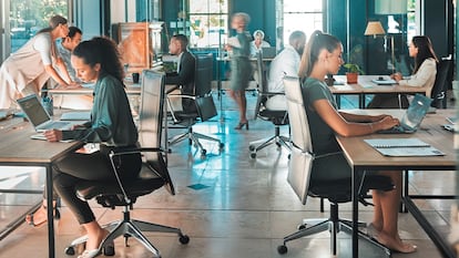 Personas trabajando en una oficina.