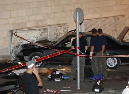 Varios agentes inspeccionan el coche que conducía el agresor, que fue abatido inmediatamente