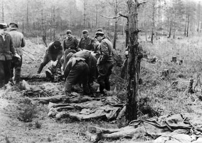 En el bosque de Katyn (Bielorrusia) se descubrieron miles de cad&aacute;veres de polacos muertos en la Segunda Guerra Mundial. 