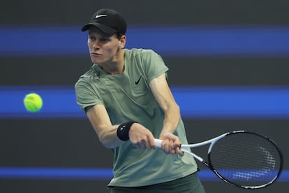 Jannik Sinner devuelve un golpe en los octavos de final individuales masculinos contra Roman Safiullin de Rusia en el Día 6 del Abierto de China en el Centro Nacional de Tenis el 28 de septiembre de 2024 en Beijing.