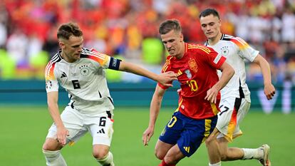 Dani Olmo, entre Florian Wirtz y Joshua Kimmich.