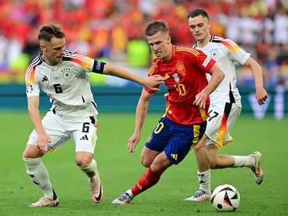 Dani Olmo, entre Florian Wirtz y Joshua Kimmich.