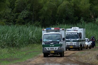 Vehículos de policía en una zona rural de Jamundí, Valle, en Colombia.