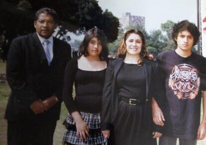 Luis (esposo de Martina), Celeste (su hija), Martina y Luis (su hijo).