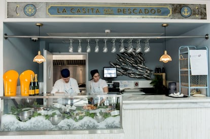 Los siete puestos de Los Kioskos son: La Casita del Pescador (en la foto, mariscos y moluscos), La Jacinta (freiduría, croquetas, calamares, cucuruchos de pescaíto), El Estanque (bebidas), La Casa de Vacas (carnes al grill), La Alcachofa (ensaladas), La Bellota (charcutería y quesos) y La Gloriosa (tapas variadas).