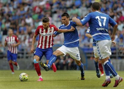 Carrasco disputa el balón con Jonathan Vila