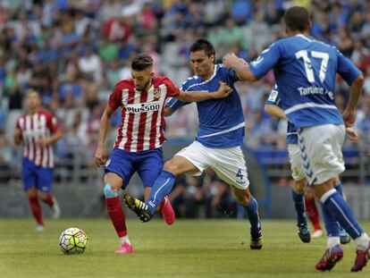 Carrasco disputa el bal&oacute;n con Jonathan Vila 