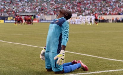 El portero de Trinidad y Tobago, Marvin Phillip.