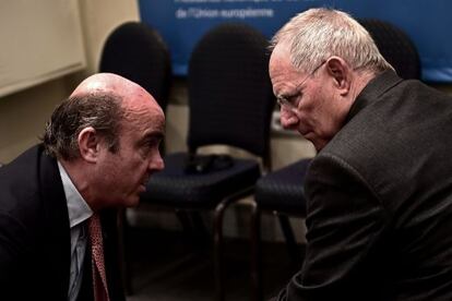 Guindos habla con el ministro alemán Wolfgang Schäuble, al inicio del Eurogrupo celebrado en Atenas.