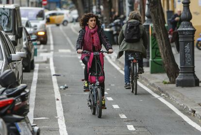 Dos ciclistas se desplazan por uno de los carriles bici de Valencia.