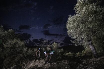 Las instalaciones de Médicos Sin Fronteras dan cobijo a 500 personas que huyeron de sus campamentos cuando los devoraban las llamas. En el acceso al área de Team Humanity hay un trasiego constante de refugiados que se acercan a pedir alimentos, ropa y material higiénico.