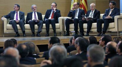 Los rectores y el presidente de la Generalitat en la presentaci&oacute;n del informe