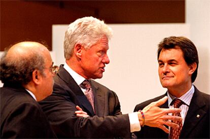 Clinton conversando con Mas en presencia del Consejero Andreu Mas - Colell.