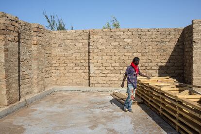 En las construcciones del proyecto de Gandiol (Senegal) se utiliza el adobe como material principal. En concreto, una técnica local de adobes hechos con barro, paja, agua y arena.