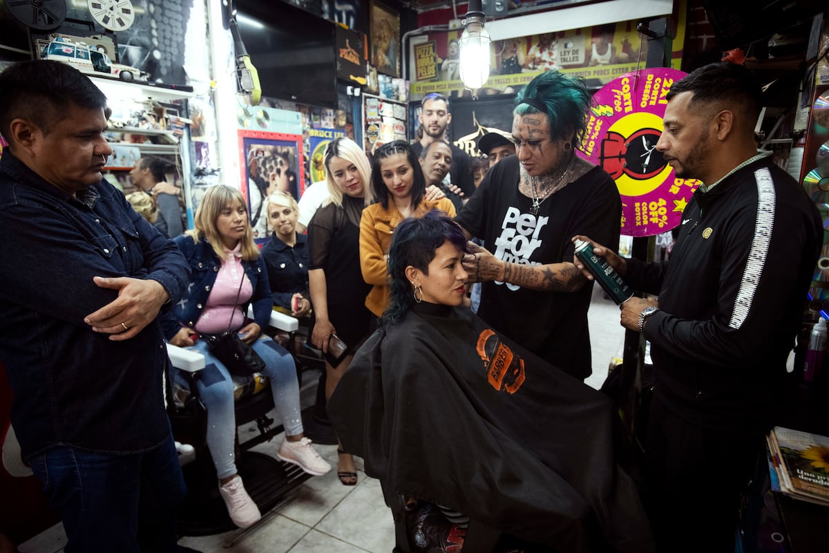 Betto Sosa, el peluquero de los músicos argentinos, apuesta por formar a los excluidos