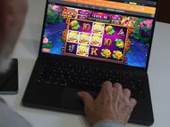 Una persona utiliza una web de juegos online para apostar.